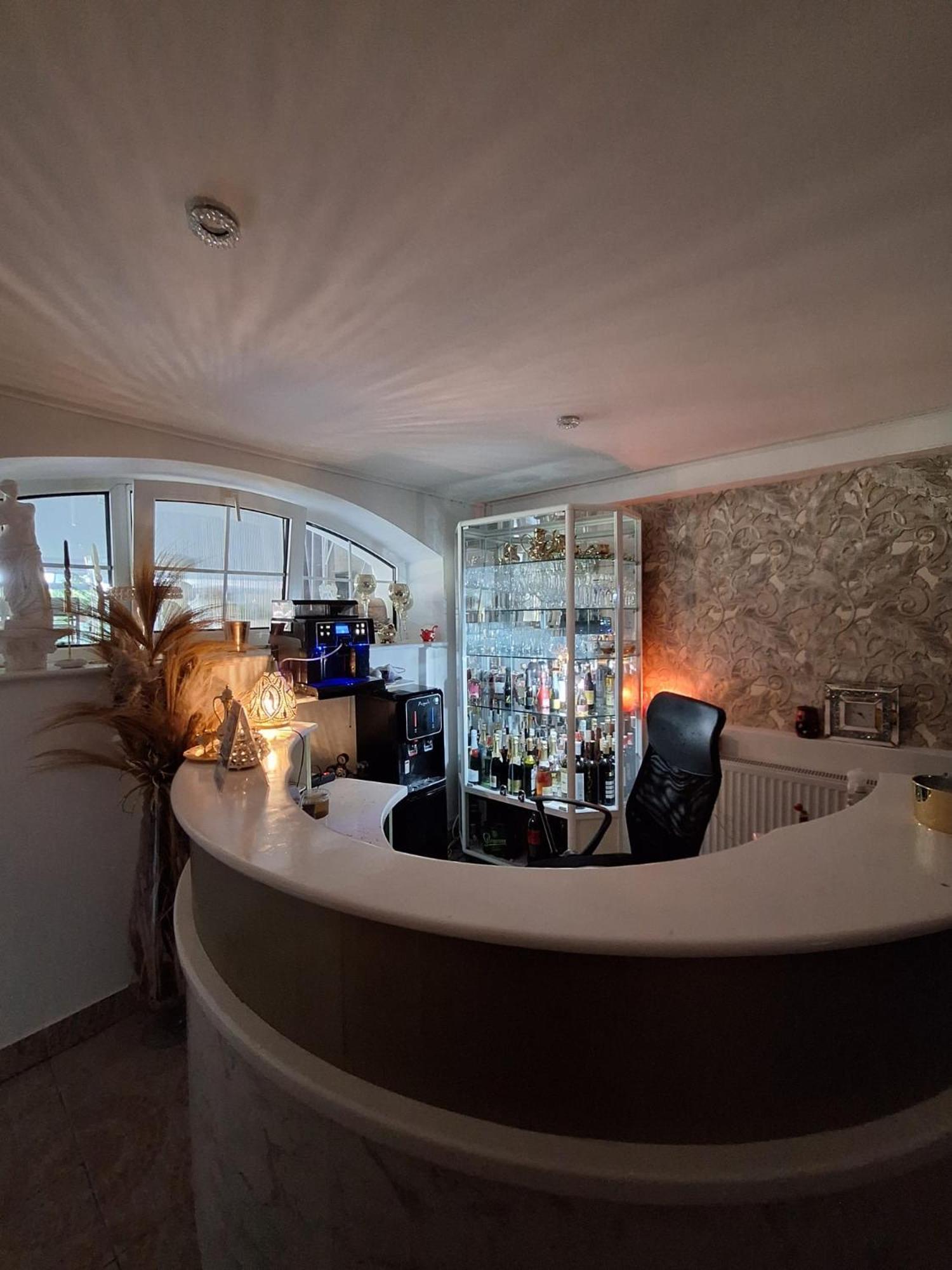 Meduza Wellness Spa S Ubytovanim Hlohovec Exterior foto